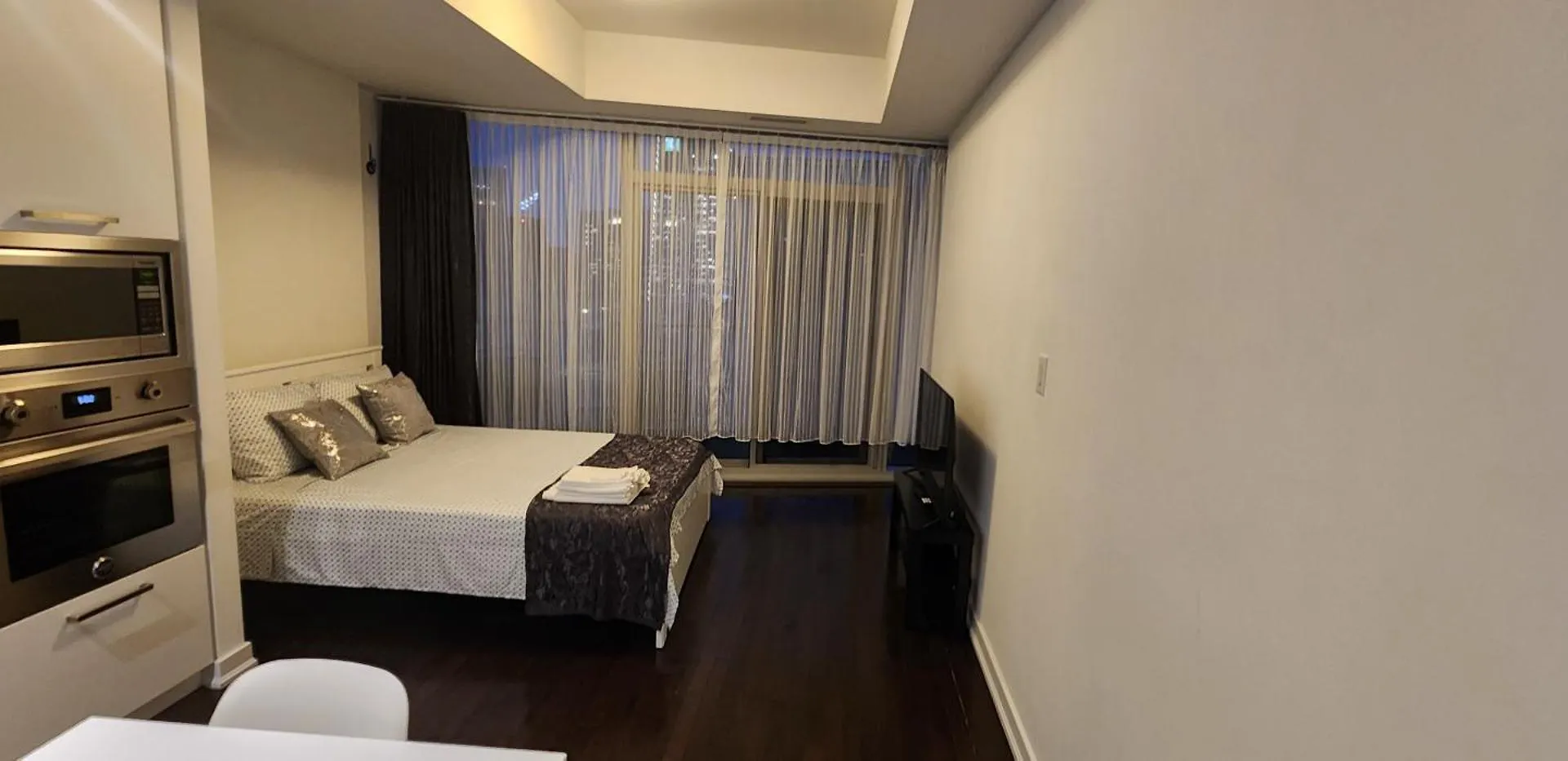 Apartment Modern Studio High Floor ,Cn Tower, Scotiaarena Toronto